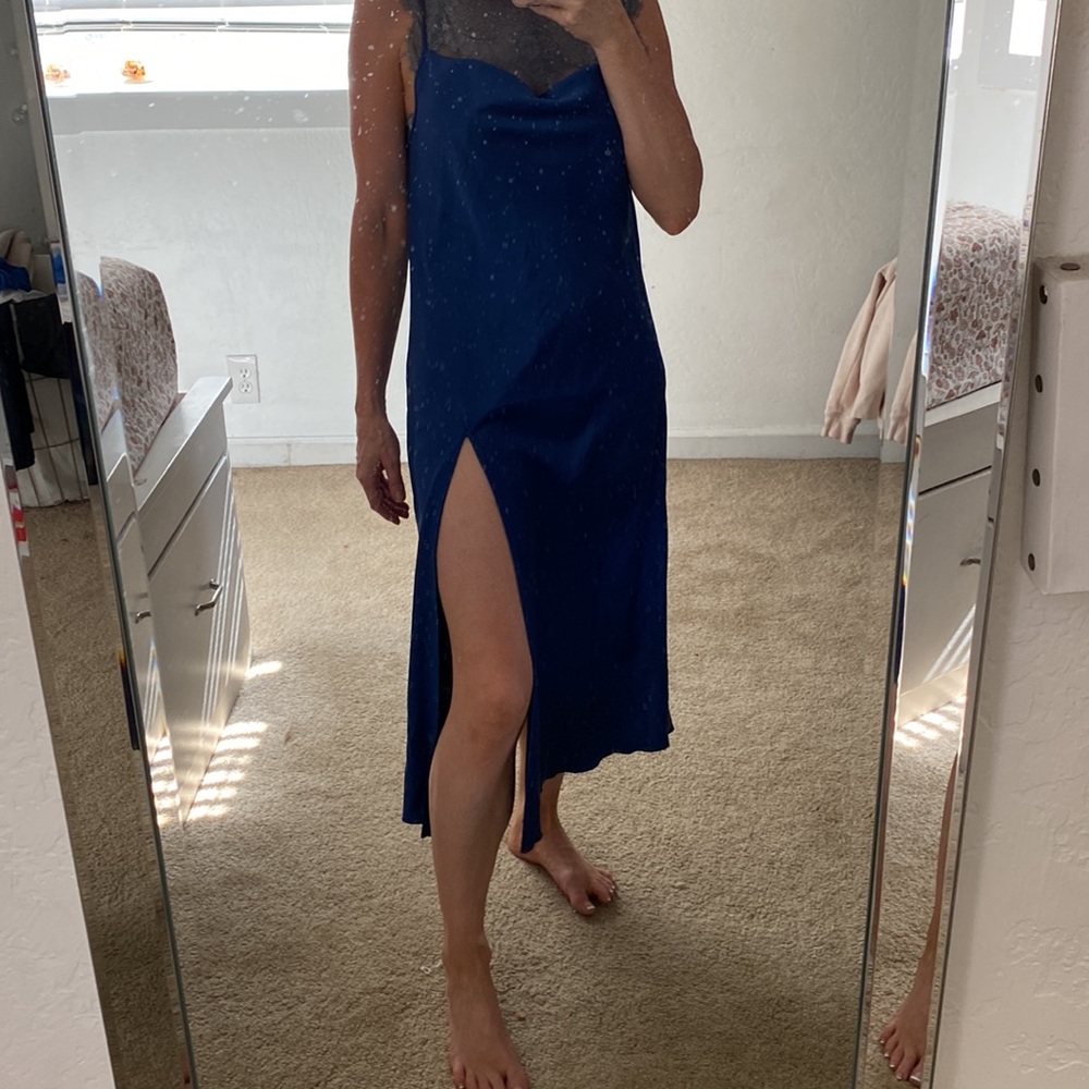 Gorgeous sexy satin dress with long slit - Picture 3 of 8